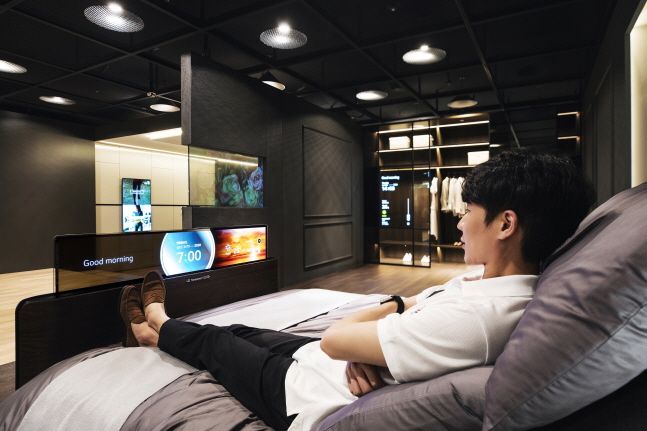 LG디스플레이 모델이 서울 강서구 마곡 LG사이언스파크에 마련한 OLED 쇼룸에서 투명 팝업 디스플레이가 설치된 스마트베드를 체험하고 있다.ⓒLG디스플레이
