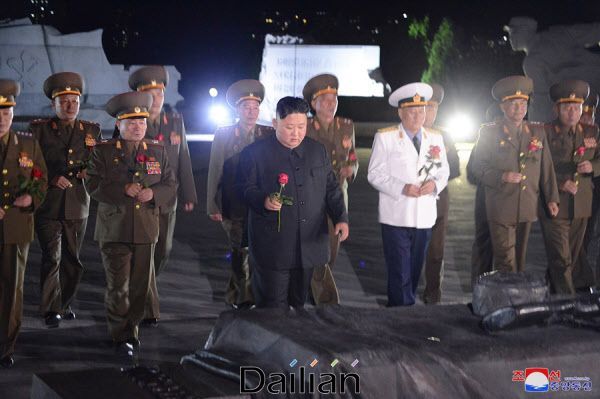 북한 김정은 국무위원장이 정전협정일 하루 앞둔 지난 26일 북한 조국해방전쟁참전열사묘를 찾아 참배했다고 조선중앙통신이 27일 보도했다. ⓒ조선중앙통신