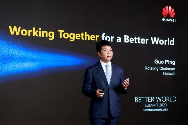 궈 핑 화웨이 순환 회장이 27일 열린 '2020 베터 월드 서빗'에서 기조연설을 하고 있는 모습.ⓒ화웨이