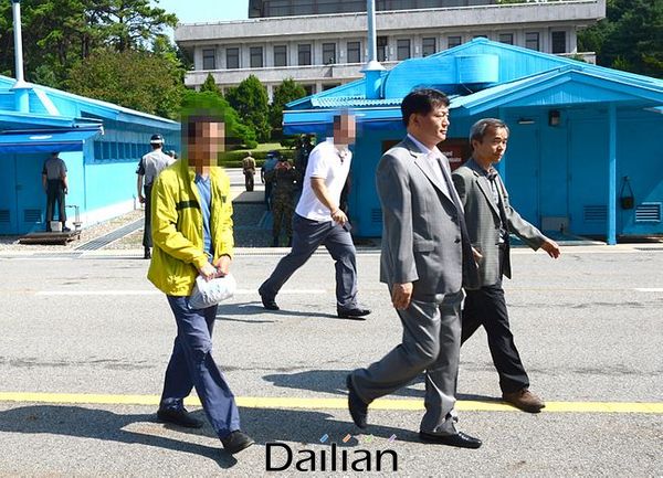지난 2014년 9월 11일 오전, 정부가 판문점에서 월북했던 김모(52)씨를 북한으로부터 인계받는 모습(자료사진). ⓒ통일부 제공