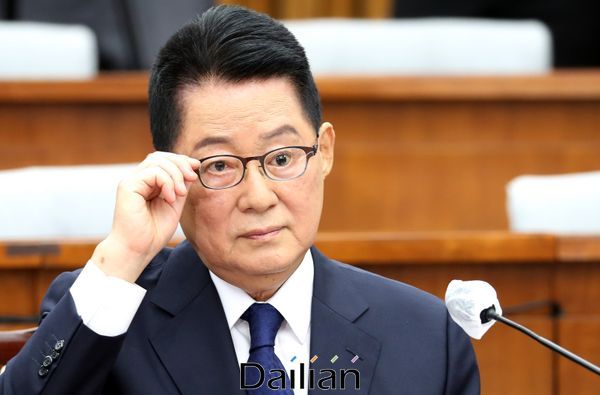 박지원 국가정보원장 후보자가 27일 국회에서 열린 인사청문회에서 안경을 만지고 있다. ⓒ데일리안 박항구 기자