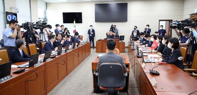 28일 개최된 국회 과방위 전체회의에서는 KBS와 MBC 사장의 출석문제를 놓고 여야가 신경전을 벌였다. ⓒ뉴시스