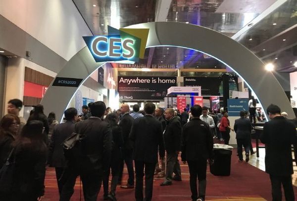 지난 1월 8일(현지시간) 세계 최대 IT·가전 전시회 'CES 2020'가 열리고 있는 미국 라스베이거스컨벤션센터(LVCC)를 관람객들이 지나고 있다. ⓒ데일리안 이홍석기자