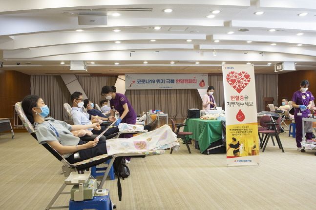코오롱 임직원들이 29일 경기도 과천 코오롱타워에서 진행된 '코로나19 위기 극복 헌혈캠페인'에 참여하고 있다.ⓒ코오롱