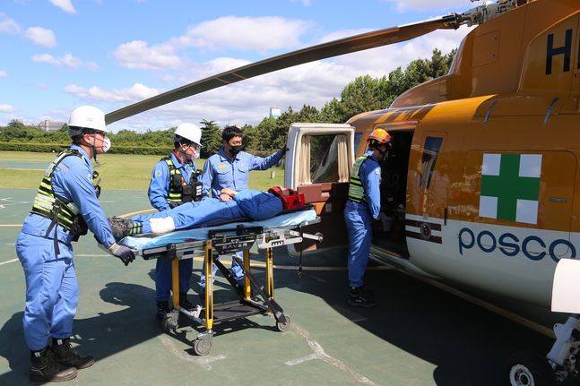 포스코가 지난 5월 20일 사내 응급의료지원 비상대응 모의훈련을 펼쳤다. 응급환자 긴급 이송을 위해 헬기로 옮기는 모습ⓒ포스코
