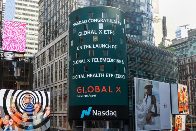 미국 뉴욕 타임스퀘어에 위치한 나스닥 마켓사이트(NASDAQ MarketSite)에 표시된 Global X EDOC ETF.ⓒ미래에셋자산운용