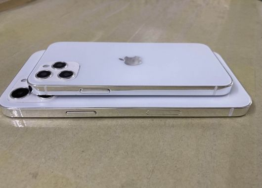 애플 ‘아이폰12’ 시리즈 추정 모형. 사진은 아이폰12(5.4인치)와 아이폰12 프로 맥스(6.7인치) 크기를 비교한 모습. 소니딕슨 트위터 캡처