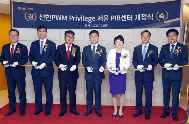 31일 서울시 중구 남대문로에 위치한 신한 PWM PIB센터 2호점 개점식에서 신연식 신한은행 기업그룹장(왼쪽 두번째), 정운진 GIB그룹장(왼쪽 세번째), 왕미화 WM그룹장(왼쪽 다섯번째), 배두원 IPS그룹장(왼쪽 여섯번째), 김종옥 신한금융투자 부사장(왼쪽 첫번째)이 테이프 커팅을 하고 있다.ⓒ신한은행