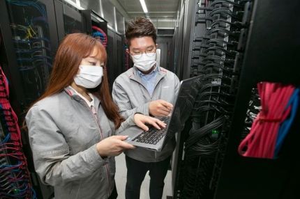 서울 목동에 구축된 클라우드 데이터 센터에서KT직원들이 인프라를점검하고 있다.ⓒKT