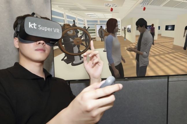 KT 직원이 VR 어학연수를 체험하고 있다.(자료사진)ⓒKT
