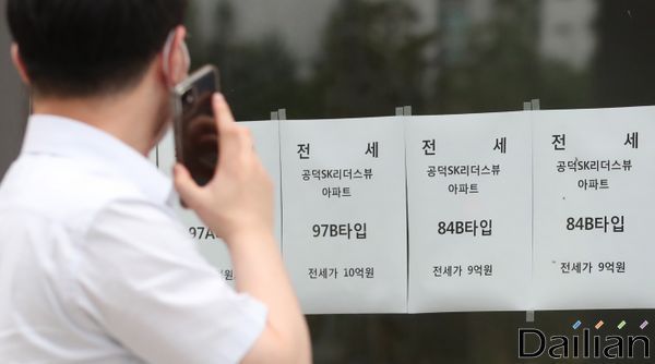 여권은 주택임대차보호법 등 '임대차 3법'을 강행 처리했다. 서울의 한 공인중개업소에 매물이 붙어 있는 모습. ⓒ데일리안 류영주 기자