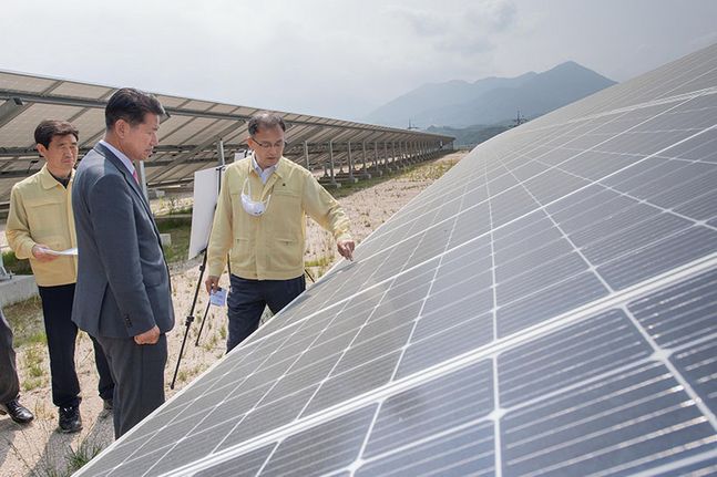지난 6월 박종호 산림청장이 태양광발전시설을 점검하고 있다. ⓒ산림청