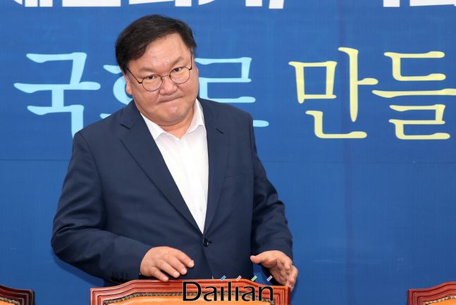 김태년 더불어민주당 원내대표가 6일 오전 국회에서 열린 정책조정회의에 참석하고 있다.ⓒ데일리안 박항구 기자