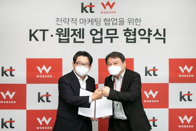 김훈배 KT 커스터머부문신사업본부장(전무)와 김태영 웹젠 대표가 기념 촬영을 하고 있다.ⓒ웹젠