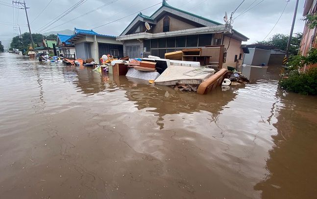 5일 강원도 철원군 김화읍 생창리 일대에 폭우가 내리며 주택이 침수됐다. ⓒ뉴시스