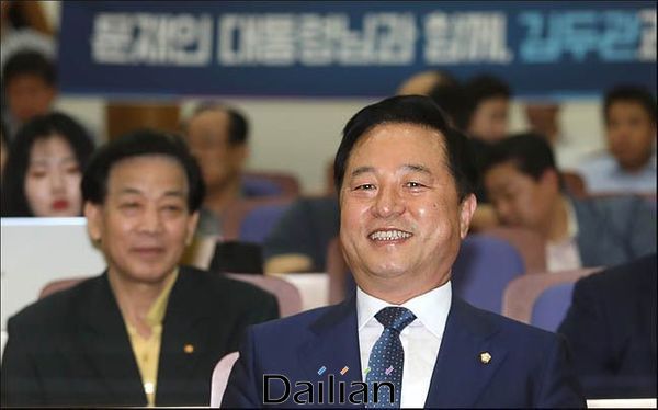 김두관 더불어민주당 의원이 기자회견을 앞두고 환하게 웃고 있다. ⓒ데일리안 박항구 기자