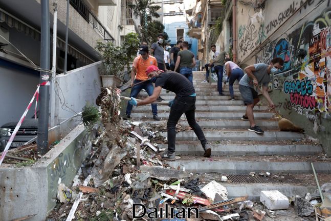5일(현지시간) 레바논 베이루트에서 대규모 폭발 참사가 일어난 후 시민들이 잔해를 치우고 있다(자료사진). ⓒAP/뉴시스