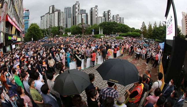 지난 8일 오후 과천중앙공원 분수대 앞에서 경기 과천시민 3000여명이 정부의 정부과천청사 유휴부지 주택공급 정책에 반대 집회를 열고 있다.ⓒ연합뉴스