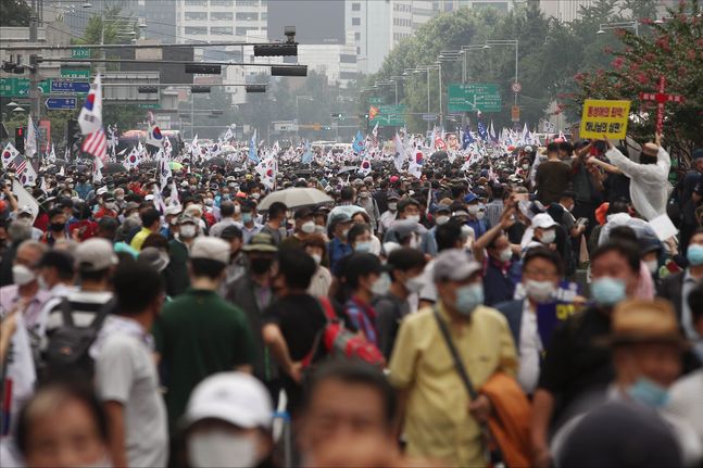 15일 오후 서울 광화문 세종대로 일대에서 보수 단체들이 문재인정부를 규탄하는 대규모 집회를 갖고 있다. ⓒ데일리안 홍금표 기자