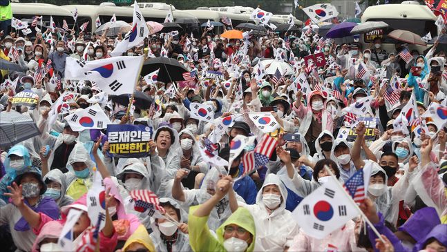 개신교발 코로나19 확진자가 폭증하고 있는 가운데 지난 15일 오후 서울 광화문 세종대로 일대에서 보수단체들이 문재인 정부를 규탄하는 대규모 집회를 갖고 있다.ⓒ데일리안 홍금표 기자