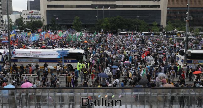 지난 15일 오후 서울 광화문 세종대로 일대에서 강경 보수단체들이 문재인 정부를 규탄하는 대규모 집회를 갖고 있다. ⓒ데일리안 홍금표 기자