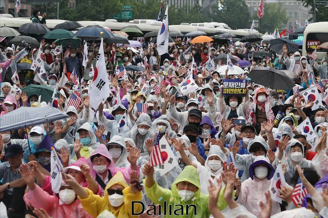 지난 15일 오후 서울 광화문 세종대로 일대에서 보수단체들이 문재인 정부를 규탄하는 대규모 집회를 갖고 있다.ⓒ데일리안 홍금표 기자