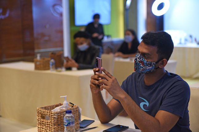 지난 18일 인도네시아 자카르타에서 열린 삼성전자 스마트폰 ‘갤럭시노트20’ 출시 행사에 참석한 현지 기자들이 제품을 체험하고 있는 모습.ⓒ삼성전자
