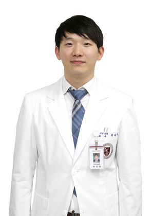 본격적인 휴가철이 지나면서 중이염, 외이도염 환자가 늘고 있다. 사진은 박의현 고려대 안암병원 이비인후과 교수. ⓒ고려대 안암병원