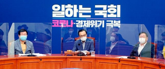 더불어민주당 이해찬(가운데) 대표가 21일 오전 서울 여의도 국회 당대표회의실에서 열린 최고위원회의에서 발언하고 있다.ⓒ연합뉴스