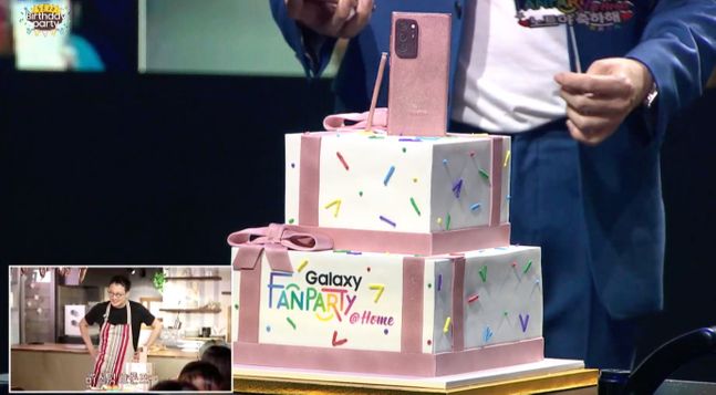 이욱정 PD가 지난 21일 열린 삼성전자 온라인 ‘갤럭시 팬파티’에서 ‘갤럭시노트20’ 출시를 축하하기 위해 만든 케이크를 선보이고 있다. 삼성전자 유튜브 캡처