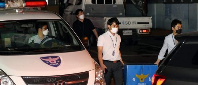 22일 새벽 서울 성북구 사랑제일교회에서 압수수색을 마친 경찰들이 압수품이 들어있는 박스를 차에 싣고 있다. ⓒ연합뉴스