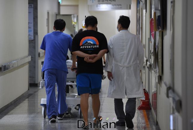 24일 오전 서울의 한 대학병원 의료진들이 분주히 이동하고 있다. ⓒ데일리안 류영주 기자