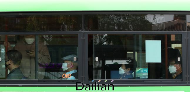 마스크를 착용한 시민들이 버스에 탑승한 모습(자료사진). ⓒ데일리안 류영주 기자