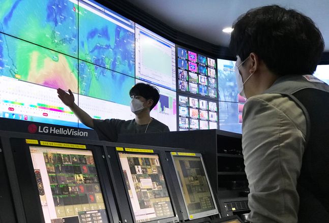 LG헬로비전 임직원들이 지난 25일 서울 양천구 통합관제실에서 태풍 이동경로를 모니터링하고 있는 모습.ⓒLG헬로비전