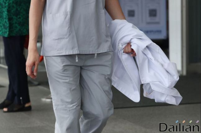 서울 종로구 서울대병원 본관 앞에서 한 의사가 가운을 벗어 들고 발걸음을 옮기고 있다. ⓒ데일리안 류영주 기자