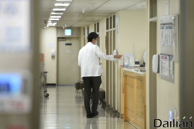 24일 오전 서울의 한 대학병원에 의료진들이 분주히 이동하고 있다.ⓒ데일리안 류영주 기자