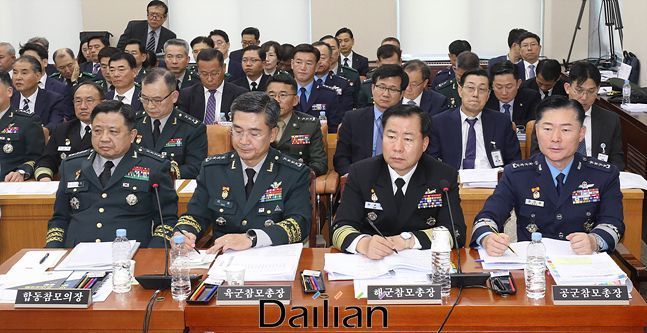 서욱 국방부 장관 후보자(사진 왼쪽에서 두 번째). ⓒ데일리안 홍금표 기자