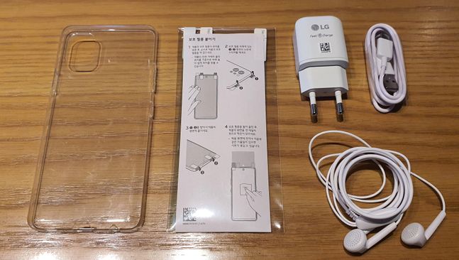 LG전자 스마트폰 ‘LG Q92’ 기본 구성품.ⓒ데일리안 김은경 기자