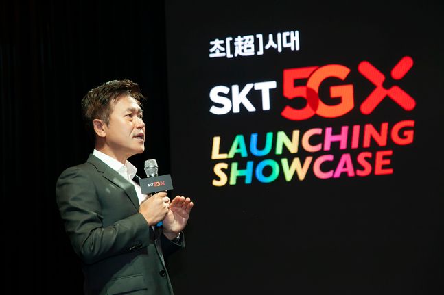 박정호 SK텔레콤 사장이 '5G 론칭 쇼케이스’에서 5G 상용화를 통한 '초시대' 개막을 선언하고 있는 모습ⓒSK텔레콤