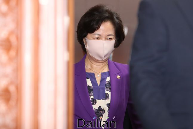 추미애 법무부 장관이 지난 7월 31일 오전 서울 종로구 정부서울청사에서 열린 임시 국무회의에 참석하고 있다. ⓒ데일리안 류영주 기자