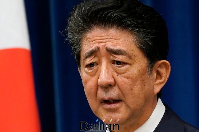 28일 아베 신조 일본 총리가 도쿄 소재 총리 관저에서 기자회견을 열어 사임을 발표하고 있다. 지병인 궤양성 대장염이 재발했기 때문이다. ⓒ뉴시스