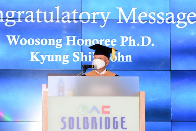손경식 한국경영자총협회 회장이 31일 대전시 동구 우송대학교에서 열린 명예박사 학위수여식에서 수락 연설을 하고 있다.ⓒ한국경영자총협회