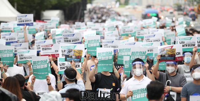전국 전공의들이 지난 8월 7일 오전 7시부터 하루 동안 집단휴진과 공동행동에 들어간 가운데 서울 여의도공원에서 전공의들이 의과대학 정원 확대 방안에 반대하는 집회를 갖고 있다. ⓒ데일리안 류영주 기자