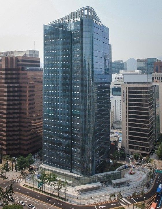 하나은행 서울 중구 을지로 본점 직원 1명이 신종 코로나바이러스 감염증(코로나19) 확진 판정을 받아 본점 건물이 폐쇄됐다.ⓒ하나은행