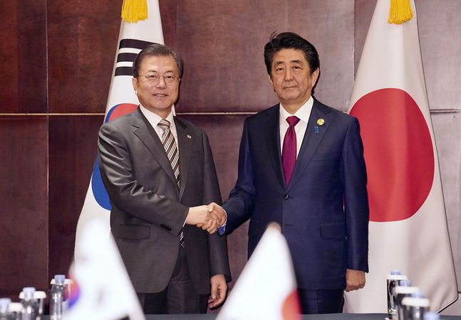 문재인 대통령과 아베 신조 일본 총리. ⓒ청와대