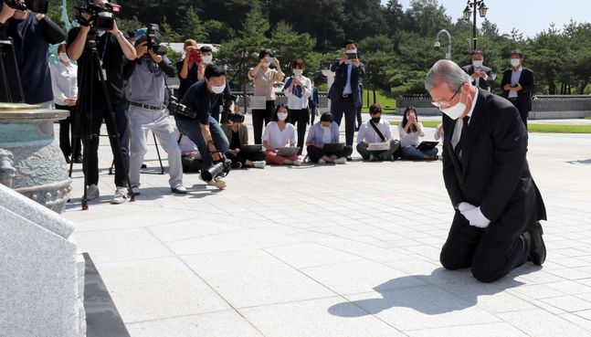 김종인 국민의힘 비상대책위원장이 지난달 19일 오전 광주 국립5·18민주묘지를 찾아 무릎을 꿇고 참배하고 있다. ⓒ뉴시스