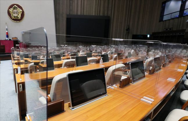 서울 여의도 국회 본회의장에 코로나19 확산 방지를 위한 칸막이가 설치되어 있다. 사진 / 국회 제공 ⓒ국회