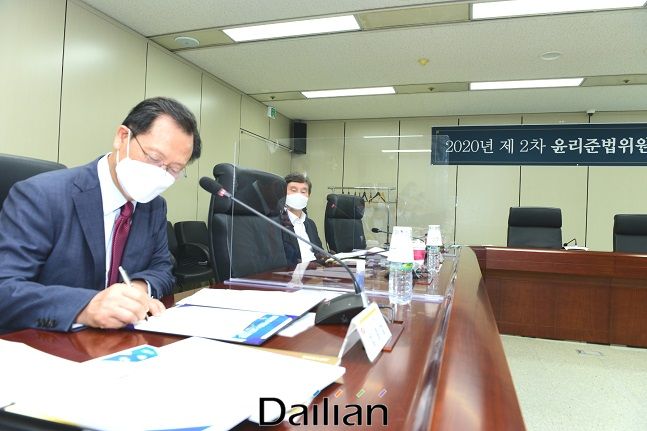 3일 열린 한국전력의 '제2차 윤리준법위원회'에서 김종갑 한전 사장이 공정거래 자율준수 실천 선언문에 서명하고 있다. ⓒ한전