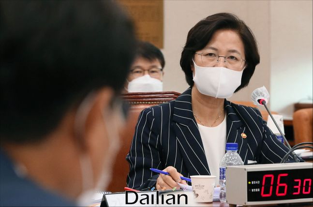 국회 법제사법위원회에 출석해 의원들의 질의를 받고 있는 추미애 법무부장관(자료사진) ⓒ데일리안 박항구 기자