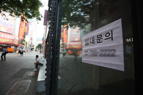 서울 중구 명동 시내의 한 점포에 임대 문의 안내문이 부착돼 있다.ⓒ뉴시스